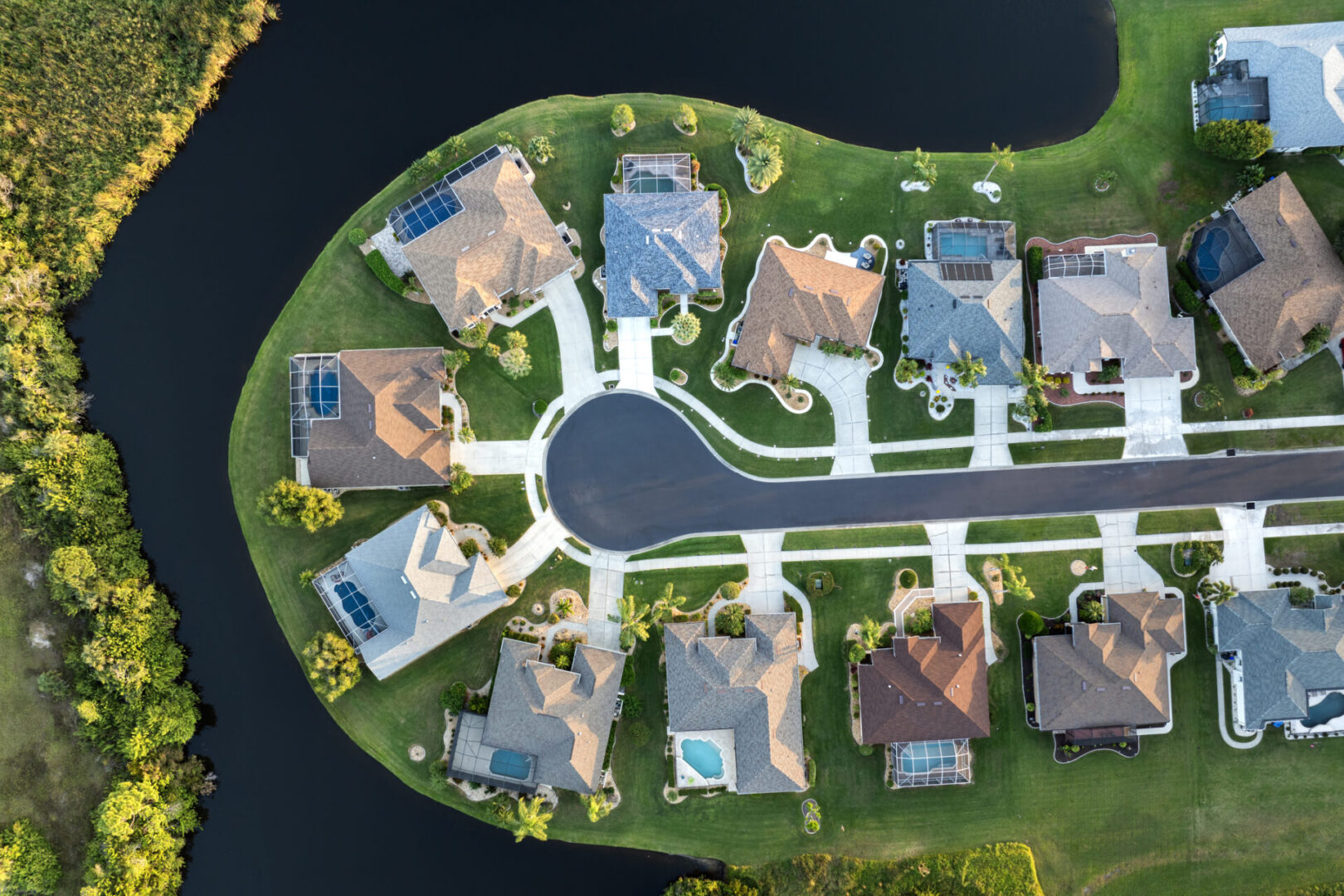 A bird 's eye view of houses on the water.